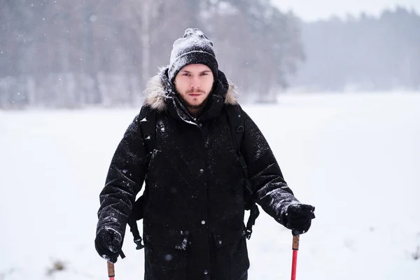 Ragazzo felice che fa trekking accanto a una foresta innevata — Foto Stock