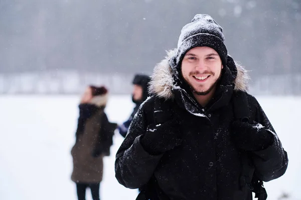 Grupp av backpackers vandring i den kalla snöiga skogen — Stockfoto