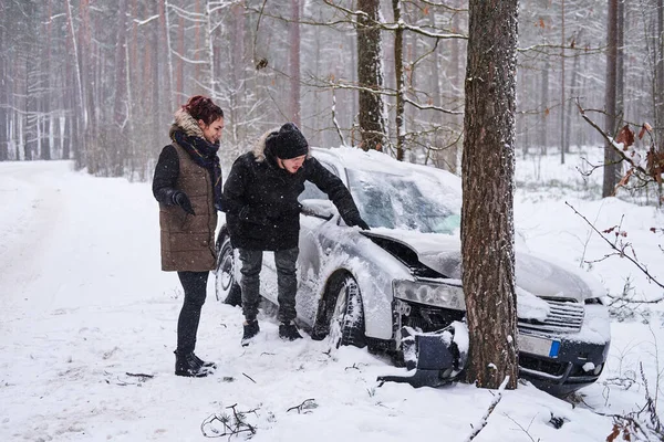 La ragazza mostra al suo ragazzo il danno alla sua auto dopo l'incidente. La ragazza si è schiantata con la macchina dei suoi fidanzati . — Foto Stock