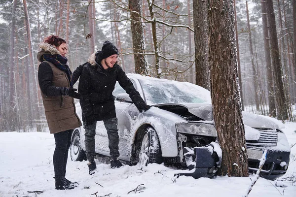 Mädchen zeigt ihrem Freund den Schaden an seinem Auto nach dem Unfall. Mädchen krachte mit Auto ihrer Freunde zusammen. — Stockfoto