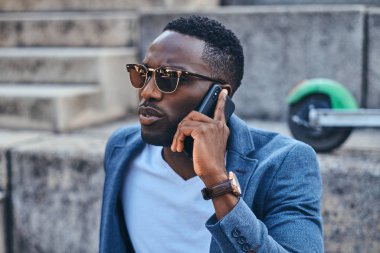 Güneş gözlüklü çekici siyah adamın portresi