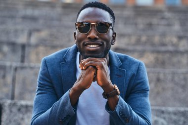 Güneş gözlüklü çekici siyah adamın portresi