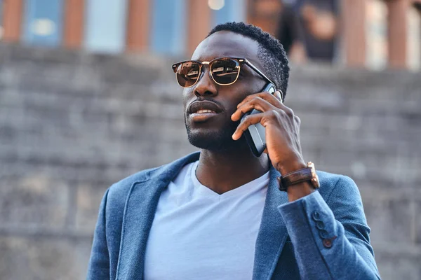 Retrato de atractivo hombre negro en gafas de sol —  Fotos de Stock