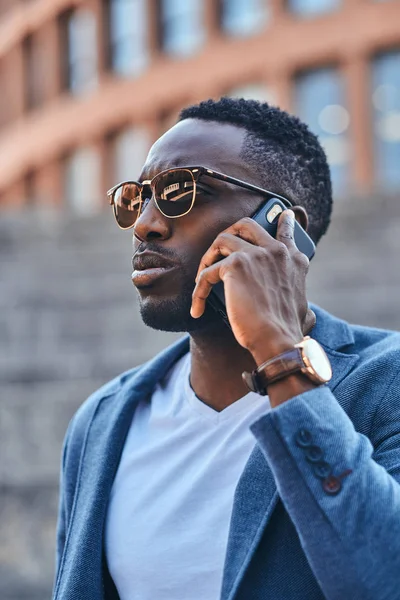 Retrato de atractivo hombre negro en gafas de sol —  Fotos de Stock