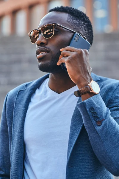 Портрет привлекательного черного мужчины в солнечных очках — стоковое фото