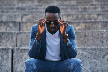 Güneş gözlüklü çekici siyah adamın portresi