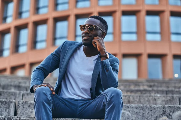 Retrato de atractivo hombre negro en gafas de sol —  Fotos de Stock