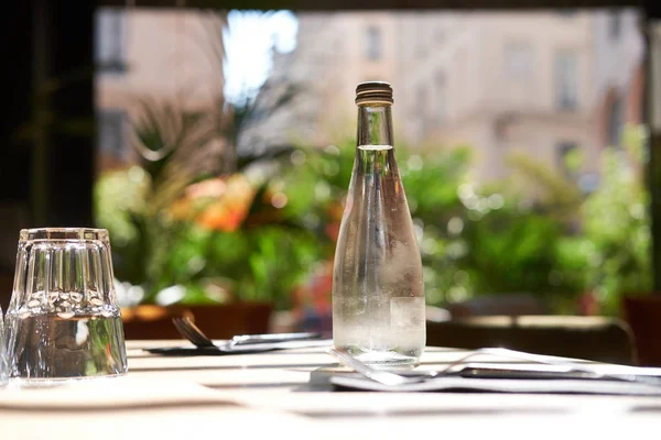 Μπουκάλι με νερό στο τραπέζι — Φωτογραφία Αρχείου