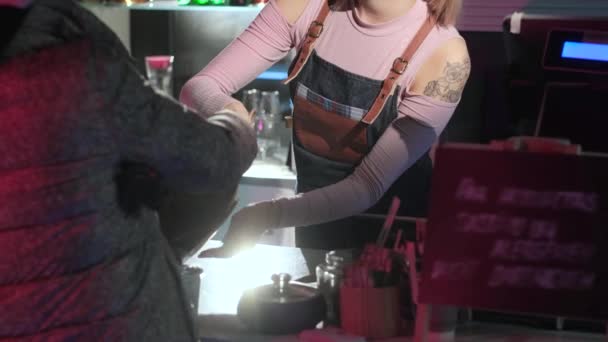 depositphotos 323747732 stock video beautiful young female seller serves девушка с телефоном в темноте