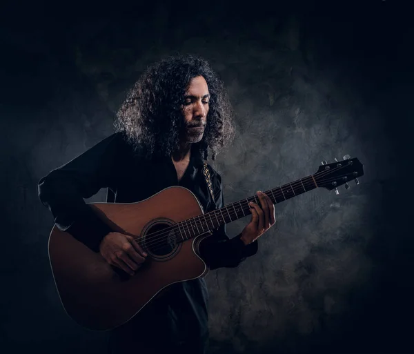 Akustik gitarlı çekici orta yaşlı bir adamın portresi. — Stok fotoğraf