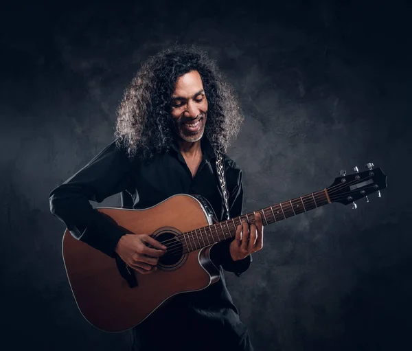 Akustik gitarlı çekici orta yaşlı bir adamın portresi. — Stok fotoğraf