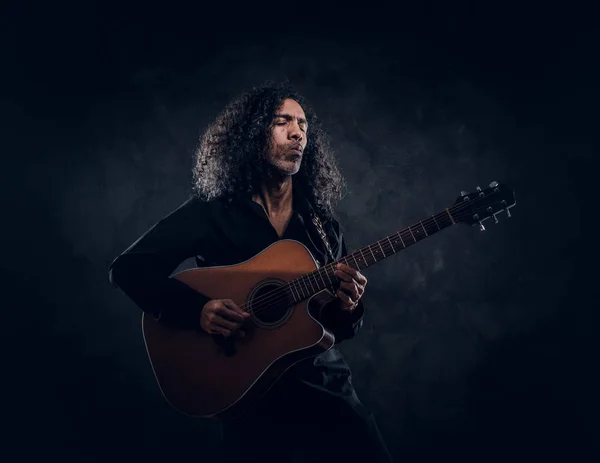 Retrato de atractivo hombre de mediana edad con guitarra acústica — Foto de Stock