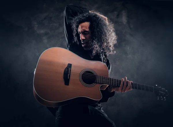 Retrato de homem atraente de meia-idade com guitarra acústica — Fotografia de Stock