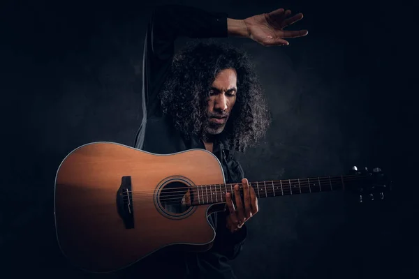 Retrato de homem atraente de meia-idade com guitarra acústica — Fotografia de Stock