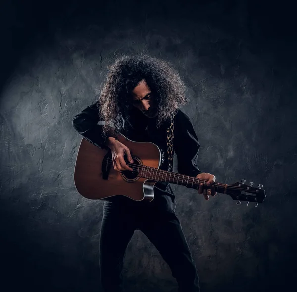 Portret van aantrekkelijke man van middelbare leeftijd met akoestische gitaar — Stockfoto