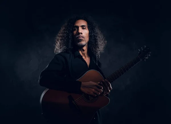 Retrato de atractivo hombre de mediana edad con guitarra acústica —  Fotos de Stock