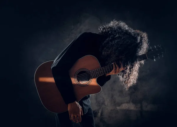 Portret van aantrekkelijke man van middelbare leeftijd met akoestische gitaar — Stockfoto