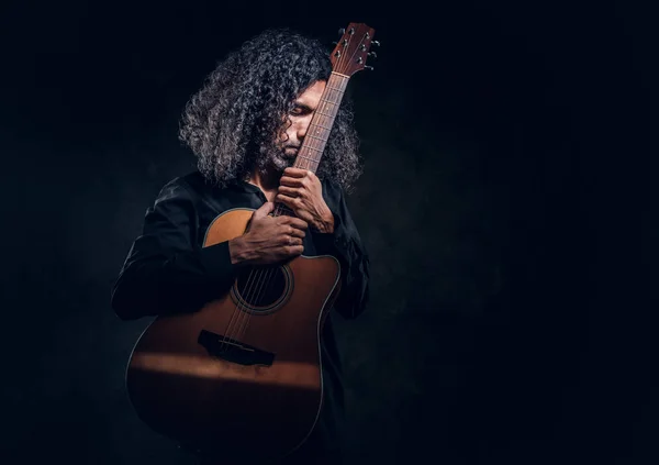 Porträtt av attraktiv medelålders man med akustisk gitarr — Stockfoto