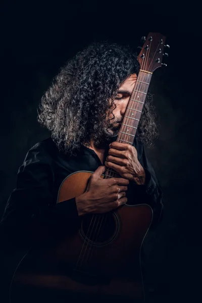 Retrato de atractivo hombre de mediana edad con guitarra acústica —  Fotos de Stock