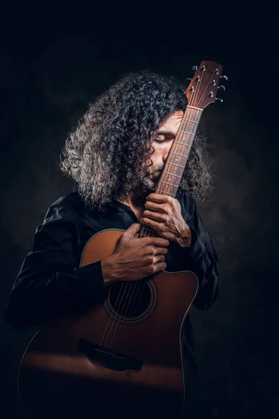 Akustik gitarlı çekici orta yaşlı bir adamın portresi. — Stok fotoğraf