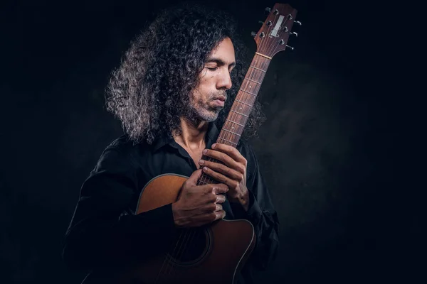 Portret van aantrekkelijke man van middelbare leeftijd met akoestische gitaar — Stockfoto