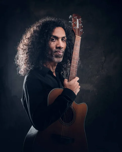 Retrato de cantor talentoso com sua guitarra — Fotografia de Stock
