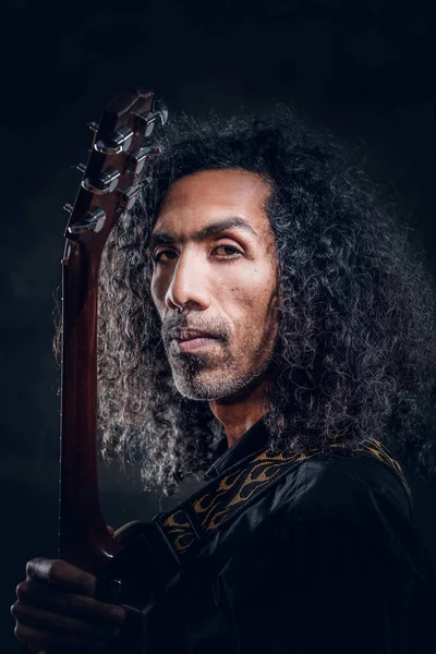 Retrato del talentoso cantante con su guitarra — Foto de Stock