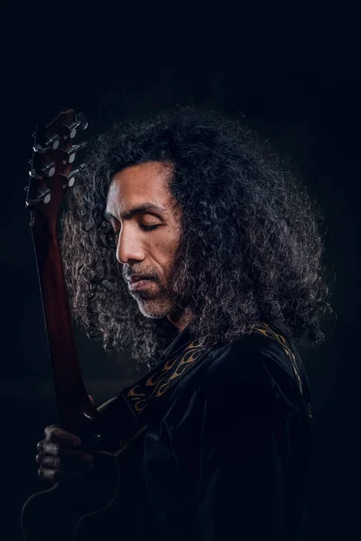 彼のギターで才能のある歌手の肖像 — ストック写真