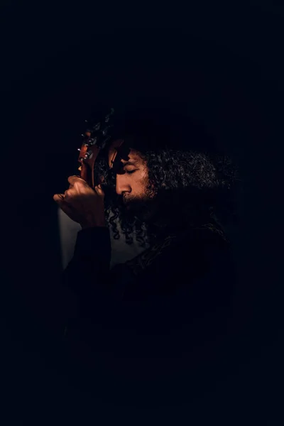 Retrato del talentoso cantante con su guitarra — Foto de Stock