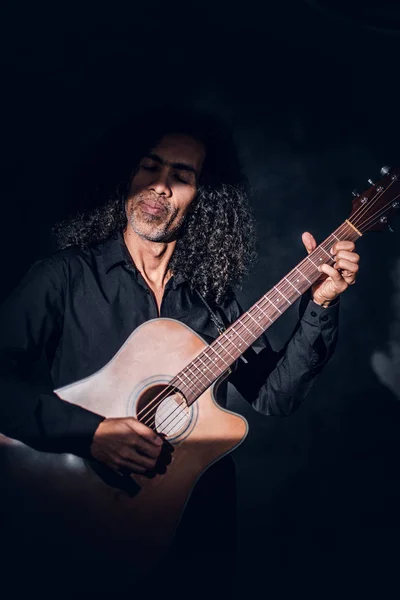 Akustik gitarlı çekici orta yaşlı bir adamın portresi. — Stok fotoğraf