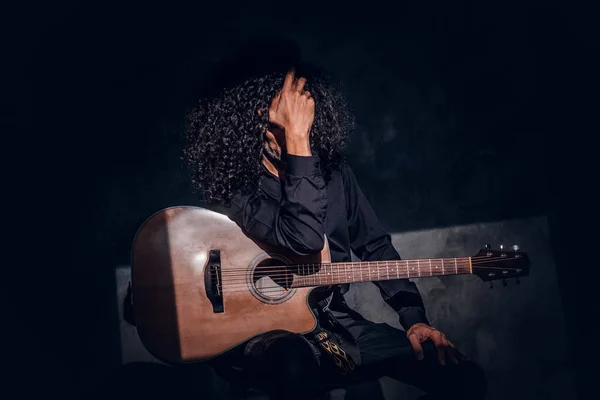 Retrato del talentoso cantante con su guitarra — Foto de Stock