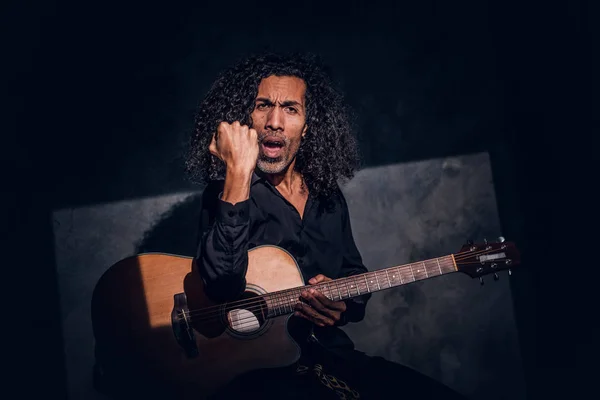 Портрет талантливого певца с гитарой — стоковое фото