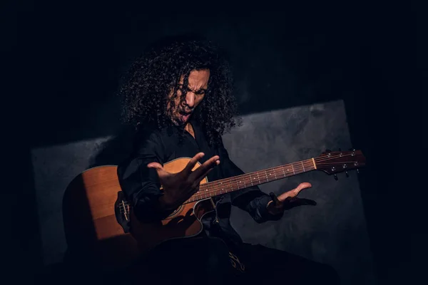 Gitarıyla yetenekli bir şarkıcının portresi. — Stok fotoğraf
