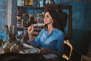 Güzel bayan yeni başyapıtı üzerinde çalışıyor.