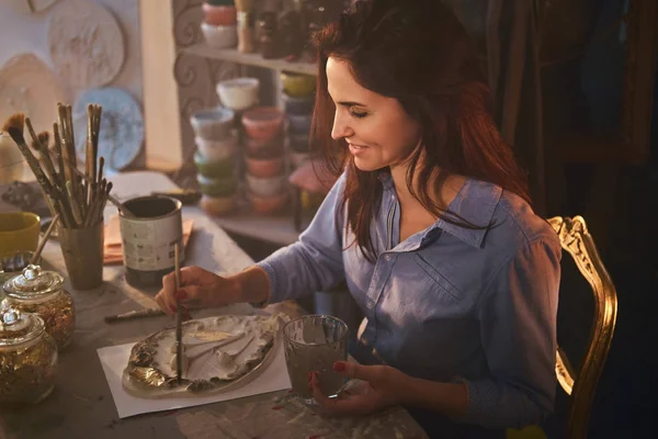 Bella signora sta lavorando sul suo nuovo capolavoro — Foto Stock