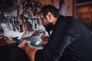 Yetenekli adam yeni bir tasarım yaratıyor.