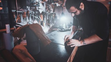 Yetenekli adam yeni bir tasarım yaratıyor.