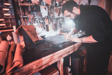 Yetenekli adam yeni bir tasarım yaratıyor.