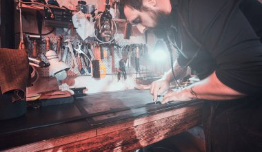 Yetenekli adam yeni bir tasarım yaratıyor.