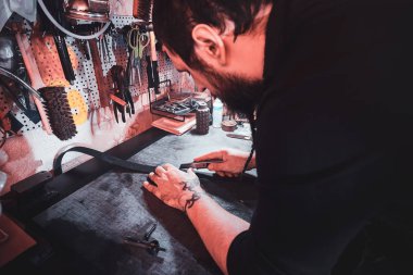 Yetenekli adam yeni bir tasarım yaratıyor.