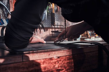 Yetenekli adam yeni bir tasarım yaratıyor.