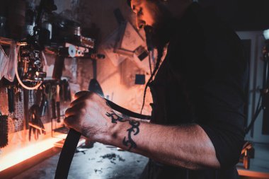 Yetenekli adam yeni bir tasarım yaratıyor.