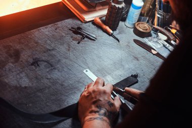 Yetenekli adam yeni bir tasarım yaratıyor.