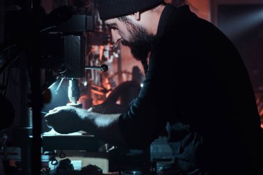 Yetenekli adam yeni bir tasarım yaratıyor.