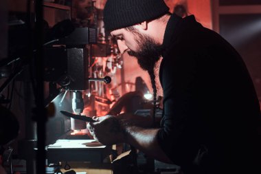 Yetenekli adam yeni bir tasarım yaratıyor.