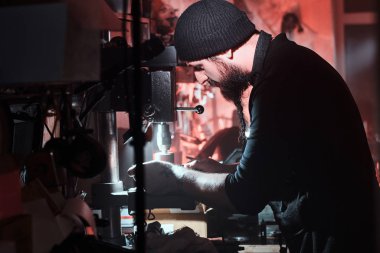 Yetenekli adam yeni bir tasarım yaratıyor.