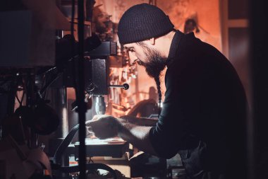 Yetenekli adam yeni bir tasarım yaratıyor.