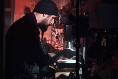 Yetenekli adam yeni bir tasarım yaratıyor.