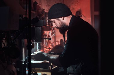 Yetenekli adam yeni bir tasarım yaratıyor.