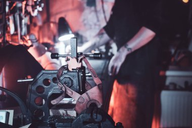 Yetenekli adam yeni bir tasarım yaratıyor.